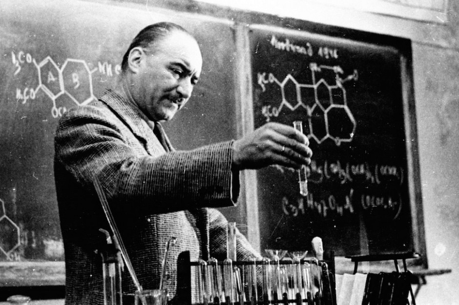 Prof. Bogusław Bobrański w laboratorium Fot. UM im. Piastów Śląskich we Wrocławiu Wrocław: na UM obchodzą jubileusz 70-lecia polskiego środowiska akademickiego