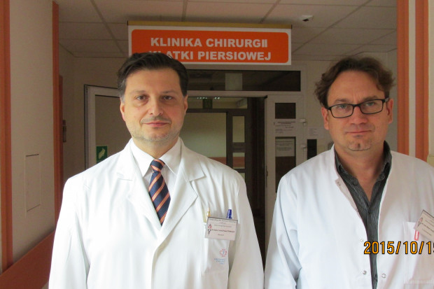 Dr hab. Paweł Rybojad i dr Michał Stangiewicz, torakochirurdzy z Świętokrzyskiego Centrum Onkologii. Kielce: nowe zabiegi w Klinice Chirurgii Klatki Piersiowej ŚCO