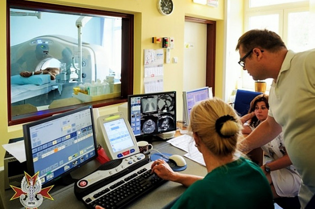 - Opracowujemy system umożliwiający dodatki dla lekarzy wojskowej służby zdrowia - powiedziała dyrektor departamentu wojskowej służby zdrowia MON Aurelia Ostrowska. Fot. Archiwum (na zdjęciu Wojskowy Instytut Medyczny) MON: liczba studentów, a potem lekarzy wojskowych będzie rosnąć