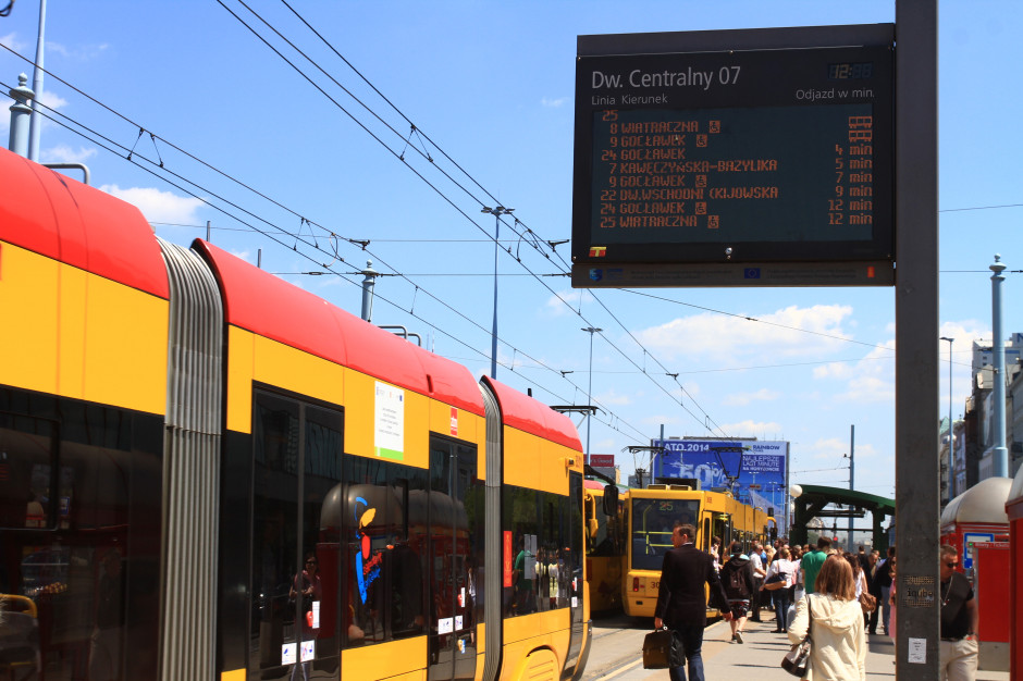 Miasto chciałoby zachęcać kierowców, aby zamiast prywatnych aut wybrali komunikację publiczną. Fot. PTWP/Paweł Pawłowski Warszawa: dni z darmową komunikacją sposobem na smog?