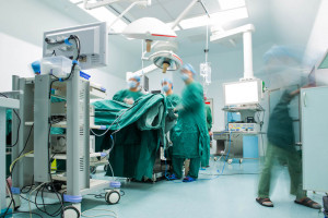 Pacjenci zakażeni koronawirusem SARS- CoV-2 umierają po operacji chirurgicznej częściej