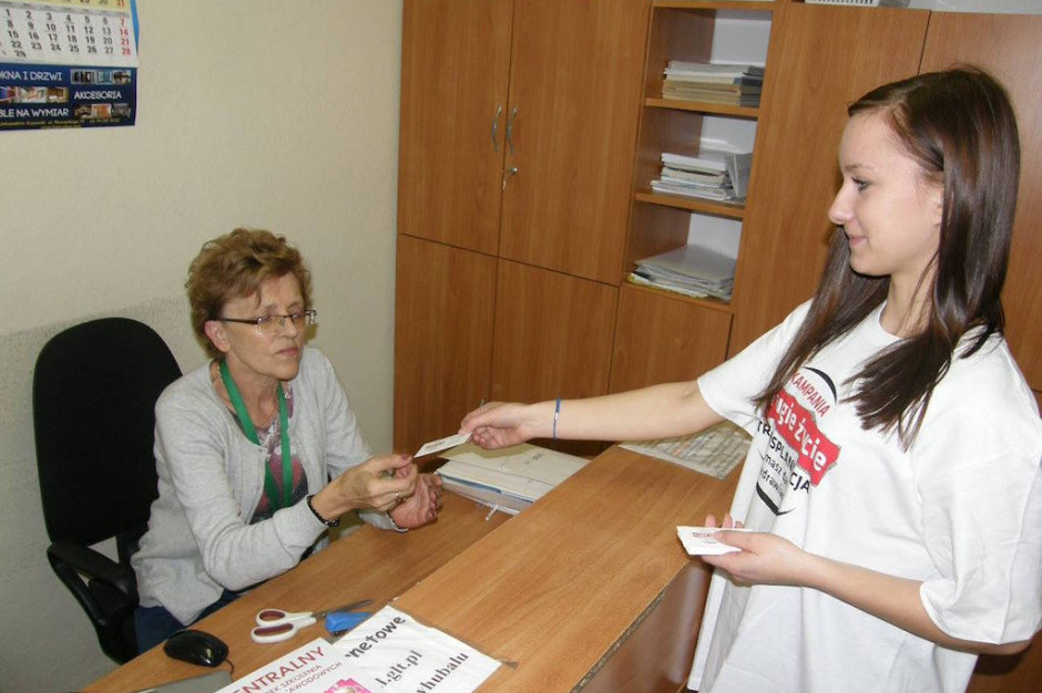 Młodzież z kampanii Drugie życie promującej transplantację rozda milion oświadczeń woli Fot. Kampania Drugie życie Milion oświadczeń woli na 50-lecie pierwszego przeszczepienia w Polsce