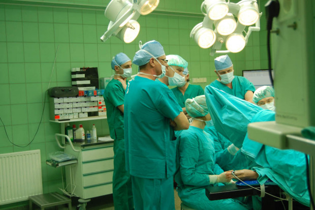 Podczas praktycznego szkolenia w szpitalu w Kościerzynie; FOT. Szpital Kościerzyna: partnerskie szkolenie z udziałem lekarzy z kilku szpitali