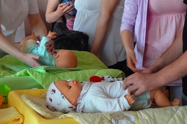 Jak wskazuje praktyka rodzice bardzo cenią sobie ćwiczenia dotyczące pielęgnacji noworodka. Fot. PWSZ Tarnów Dąbrowa Tarnowska: i tu mają szkołę rodzenia