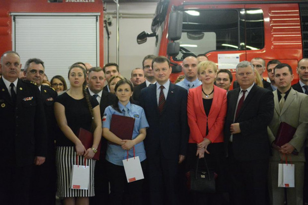 Minister Mariusz Błaszczak pośród wyróżnionych operatorów numeru 112 z całego kraju. Fot. Materiały MSWiA Operatorzy numeru 112 wyróżnieni przez szefa MSWiA