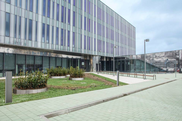 Budynek Instytutu Biotechnologii wyposażony jest w nowoczesne sale seminaryjne, komputerowe i gabinety pracowników naukowych oraz aulę na 178 miejsc. Fot. Materiały prasowe Gdańsk: biotechnologia ma nową siedzibę za ponad 60 mln zł