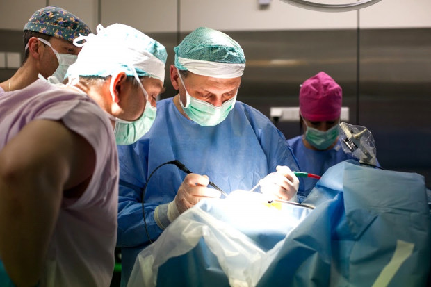 Operacja neurochirurgiczna. Fot. Specjalistyczne Centrum Medyczne SA w Polanicy-Zdroju (zdjęcie ilustracyjne) Najdroższe procedury w kardiochirurgii i neurochirurgii to ...