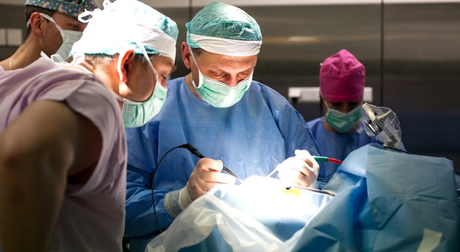 Czego słuchają chirurdzy podczas operacji? Wybierają rock i pop