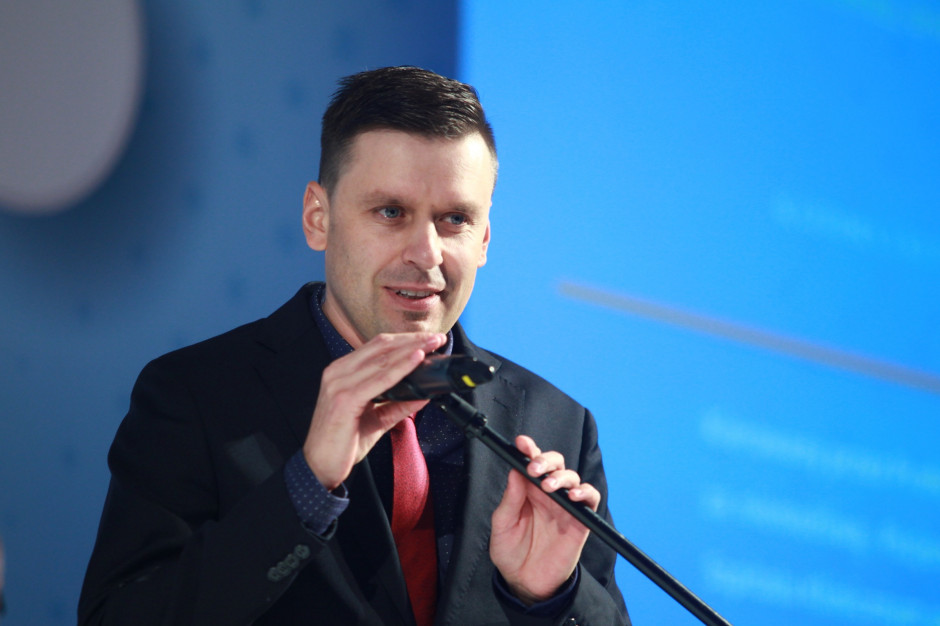 Paweł Tabakow:- Stymulująca właściwy fragment mózgu elektroda jest połączona z rozrusznikiem. Fot. PTWP Wrocław: wszczepiono stymulator, który łagodzi objawy choroby psychicznej