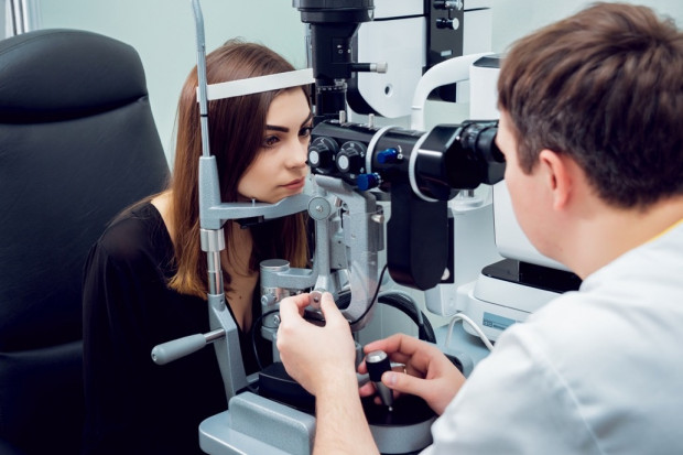 Od kilku lat na świecie wykonywane są już np. operacje wszczepiania implantu, który przywraca widzenie osobom z degeneracją siatkówki. Fot. Shutterstock Neuroprotezy: czy niewidomi mogą odzyskać wzrok?