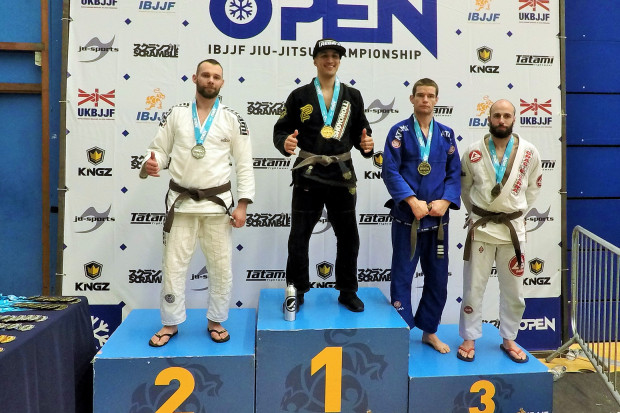 Paweł Wołowiec (pierwszy z lewej), wicemistrz brazylijskiego jiu-jitsu od 2008 r. pracuje w Zakładzie Fizyki Medycznej Świętokrzyskiego Centrum Onkologii. Fot. Materiały prasowe Kielce: wicemistrz brazylijskiego jiu-jitsu z ŚCO