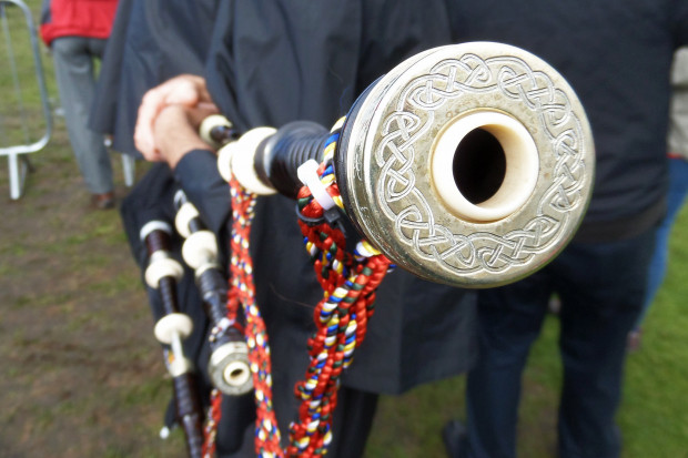 Młody lekarz oryginalny instrument oraz kilt zakupił w Szkocji. Grał już m.in. w czasie wręczania dyplomów ukończenia studiów na Uniwersytecie Medycznym. Fot. Flickr/Kyoshi Masamune Lublin: młodego lekarza można zobaczyć w kilcie, grającego na dudach
