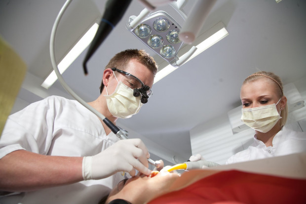 Co dziesiąty Polak zaciąga kredyt, żeby leczyć uzębienie.Fot. Dentim Clinic Co dziesiąty Polak zaciąga kredyt, żeby leczyć uzębienie