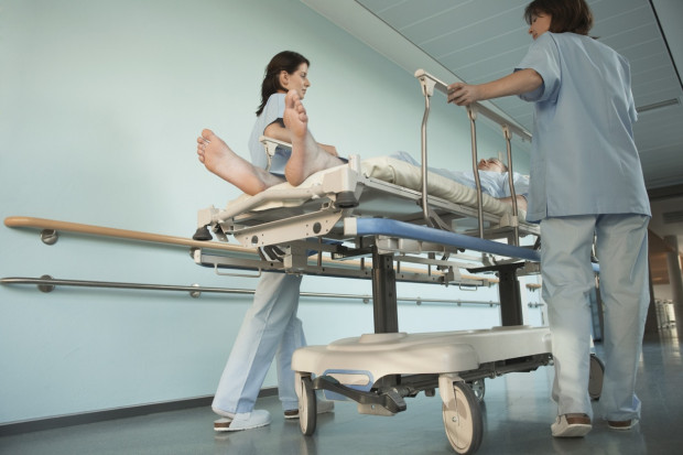 Odmienności w chorowaniu kobiet i mężczyzn istnieją. Najbardziej widoczne są w przypadku banalnego przeziębienia i grypy. Fot. Shutterstock Męska grypa, czyli pora umierać