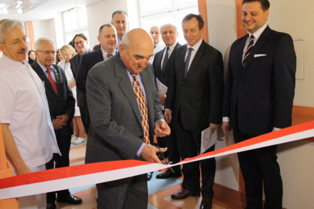 Na zdj.: Uroczyste otwarcie Kliniki (8 kwietnia br.), wstęgę przecina m.in. prof. Stanisław Jabłonka, emerytowany kierownik Kliniki Chirurgii Klatki Piersiowej UM w Lublinie, nauczyciel pokolenia polskich torakochirurgów. Fot. mat. prasowe ŚCO W ŚCO otwarto Klinikę Chirurgii Klatki Piersiowej