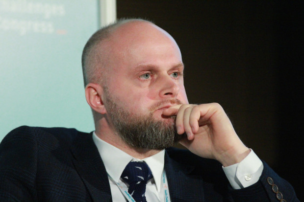 Jak przekonuje były wiceminister zdrowia Krzysztof Łanda, to zespół tych fałszywych agentów stał za medialnymi atakami na jego osobę. Fot. PTWP Wysocy urzędnicy państwowi oszukani przez fałszywych agentów, wśród nich wiceminister zdrowia