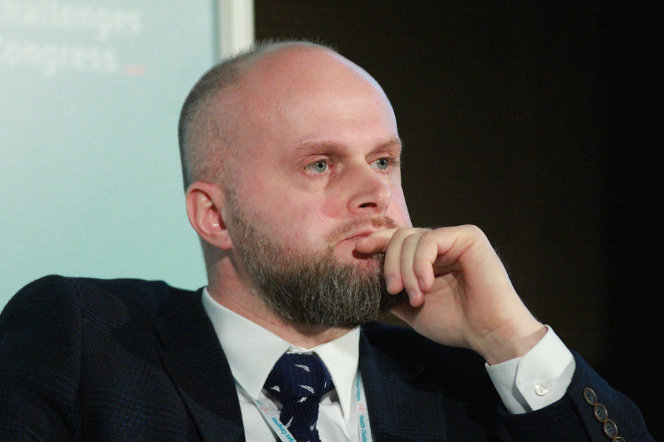 Jak przekonuje były wiceminister zdrowia Krzysztof Łanda, to zespół tych fałszywych agentów stał za medialnymi atakami na jego osobę. Fot. PTWP Wysocy urzędnicy państwowi oszukani przez fałszywych agentów, wśród nich wiceminister zdrowia