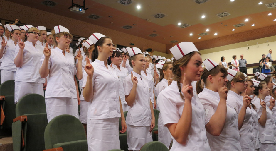 MZ o wsparciu dla uczelni kształcących pielęgniarki i położne
