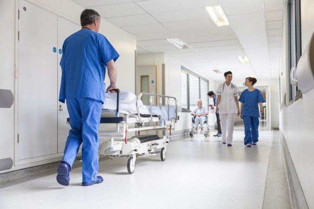 Niemożności obsadzenia dyżurów najbardziej da się we znaki w lutym lub w marcu. Fot. Shutterstock Lekarze wypowiadają klauzulę opt-out. "Sytuacja jest dynamiczna"