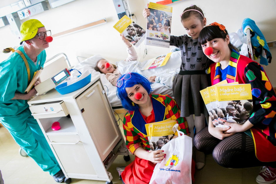 Fundacja jest znana z prowadzonej od wielu lat "terapii śmiechem" dla dzieci w szpitalach. Fot. archiwum Fundacja Dr Clown tym razem z uśmiechem dla seniorów