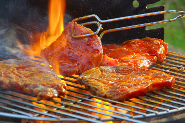Produkty do grillowania najlepiej przygotować samodzielnie Fot. PTWP Sezon ruszył na dobre: czy dania z grilla są zdrowe?