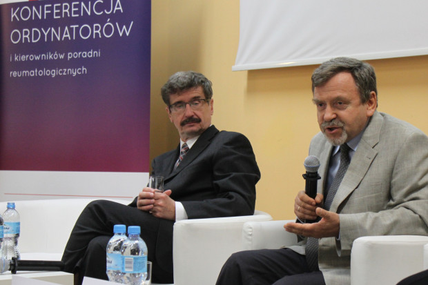 Prof. Marek Brzosko i prof. Piotr Głuszko podczas konferencji. Fot. NIGRiR Specjaliści: oddziały reumatologiczne są niedofinansowane