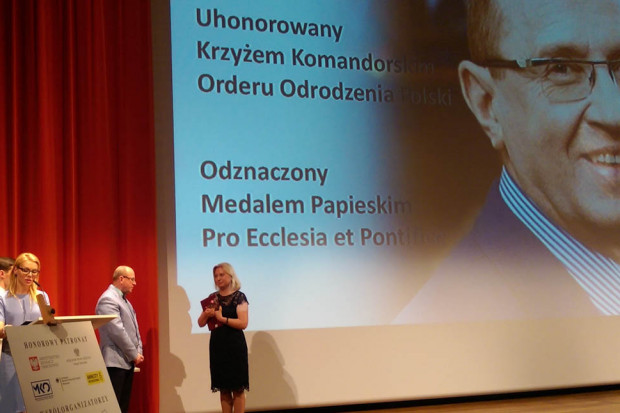 Podczas wręczenia statuetki Nieobojętnych Prof. Skarżyński został nagrodzony statuetką Nieobojętnych