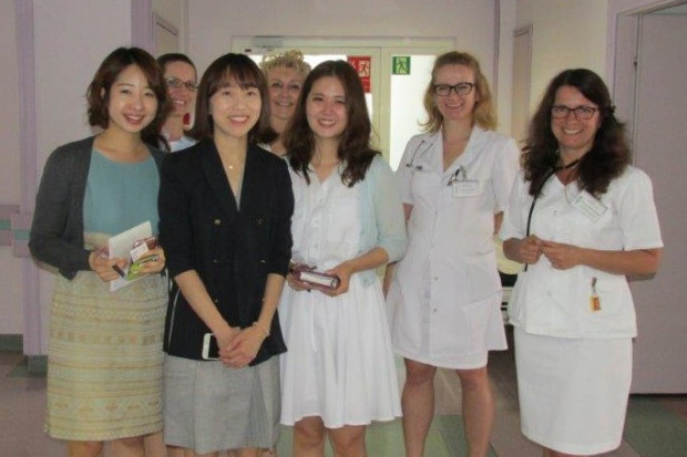 Z wizytą do Kliniki Endokrynologii Świętokrzyskiego Centrum Onkologii przybyli przedstawiciele firmy z Korei Południowej, która wprowadza nowy lek. Fot. Materiały prasowe Kielce: badania kliniczne nad nową postacią hormonu wzrostu w ŚCO