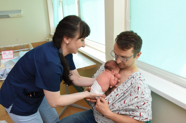 „Chusty bociana” stają się teraz stałym elementem wyposażenia bloku porodowego Uniwersyteckiego Centrum Klinicznego im. prof. K. Gibińskiego w Katowicach. Fot. mat. prasowe UCK w Katowicach "Chusty bociana" dla ojców - od położnych w prezencie