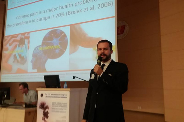 Dr Przemysław Rzodkiewicz podczas wykładu na Kongresie. Fot. SJ Consulting Jest szansa na zwalczanie bólu w reumatoidalnym zapaleniu stawów