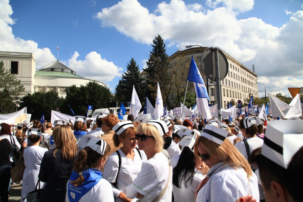 Tym razem to już nie ma być protest tylko jednej grupy zawodowej pracowników ochrony zdrowia. Fot. PTWP/Paweł Pawłowski Zjednoczeni jak nigdy. Wszystkie zawody ochrony zdrowia chcą protestować