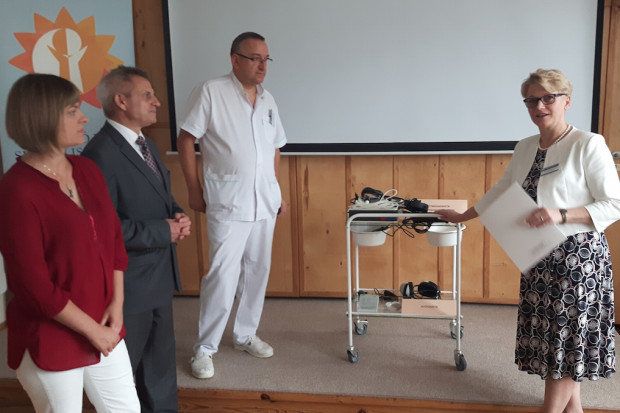 Fundatorzy przekazali sprzęt wartości ponad 40 tys. zł. Trafi ona na Oddział Chirurgii Głowy i Szyi w olsztyńskim szpitalu dziecięcym. Fot. Materiały prasowe Olsztyn: wybiegali sprzęt dla szpitala dziecięcego