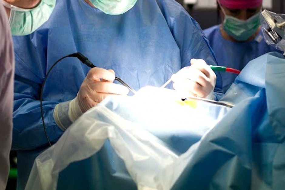 Specjaliści z USK odbarczyli uszkodzony mózg i zmniejszyli ciśnienie śródczaszkowe. Potem wszczepili dziewczynce implant kości czaszki. Fot. Archiwum (zdjęcie ilustracyjne) Wrocław: lekarze z USK uratowali dziecko, które upadło na widły