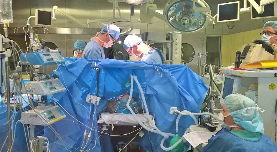 Specjaliści WUM wszczepili nowej generacji stentgraft do tętniaka w łuku aorty