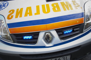 Policyjny pościg za karetką; kierowca przebrał się za ratownika medycznego