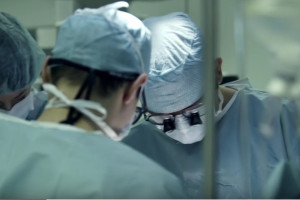 Katowice: pacjent po jednoczesnym przeszczepie płuc i wątroby wraca domu