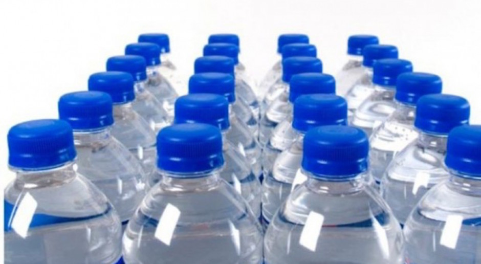 Ekspert o upałach : pijmy głównie wodę, w małych ilościach, ale często