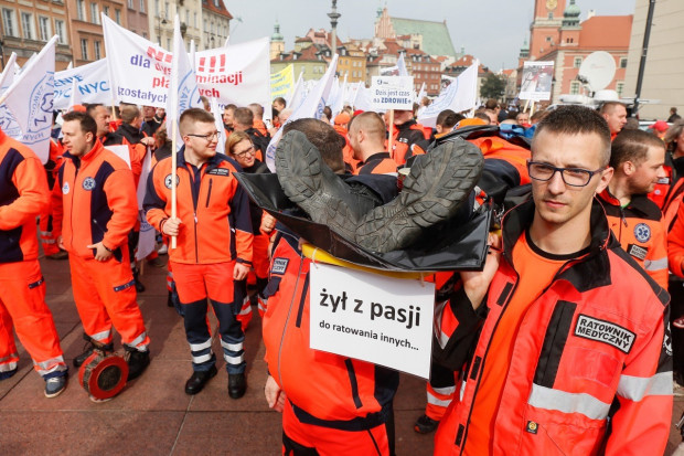 W stolicy ratownicy przeszli z ronda de Gaulle'a przed siedzibę Ministerstwa Zdrowia na ul. Miodowej. Fot. Simona Supino/ Forum (zdj. archiwalne) Ratownicy medyczni przeszli w proteście ulicami Warszawy