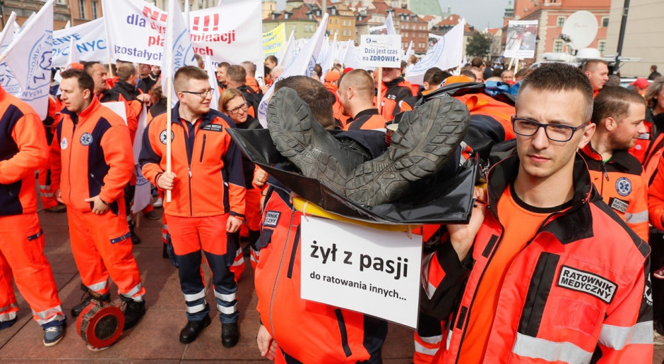 Ratownicy medyczni przeszli w proteście ulicami Warszawy