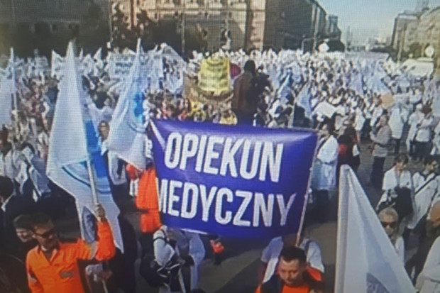 Ochrona zdrowia to my; to nie jest polityczna rozróba - mówili manifestanci. FOT. PTWP/TVN Bukiel na manifestacji: Nie będziecie mogli mówić, że to polityczna rozróba
