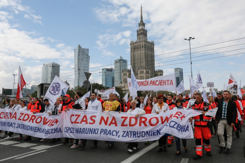 Podczas ubiegłorocznego protestu Porozumienia Zawodów Medycznych; FOT. Simona Supino/Forum. Fiasko rozmów z lekarzami może rozstroić nie tylko system, ale i sumienia