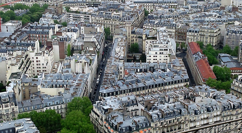 Francja: w Paryżu noszenie masek będzie obowiązkowe także w otwartej przestrzeni