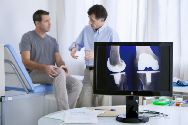 Obecnie stosowane w implantologii materiały metaliczne odbiegają właściwościami od naszych kości. Fot. Shutterstock Bioprzyjazne implanty z polimerów i minerałów
