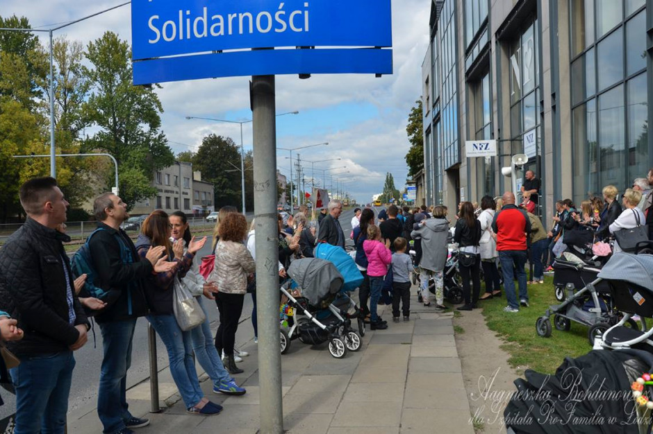 Protest pacjentów Pro Familia przed Łódzkim OW NFZ ws. zapłaty za odebrane porody. Fot. Pro Familia w Łodzi Łódź: NFZ zapłaci za 42 porody w szpitalu Pro-Familia