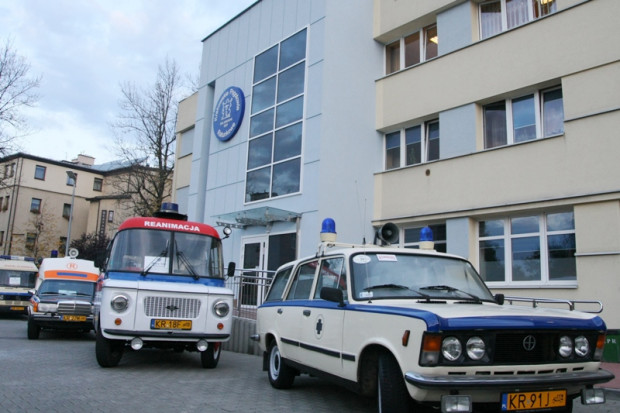 Stare ambulanse i najnowocześniejszy sprzęt stanęły w dniu otwartym Krakowskiego Pogotowia Ratunkowego. Fot. Materiały prasowe Kraków: nysa, fiat i mercedesy - pogotowie świętuje 125-lecie pracy