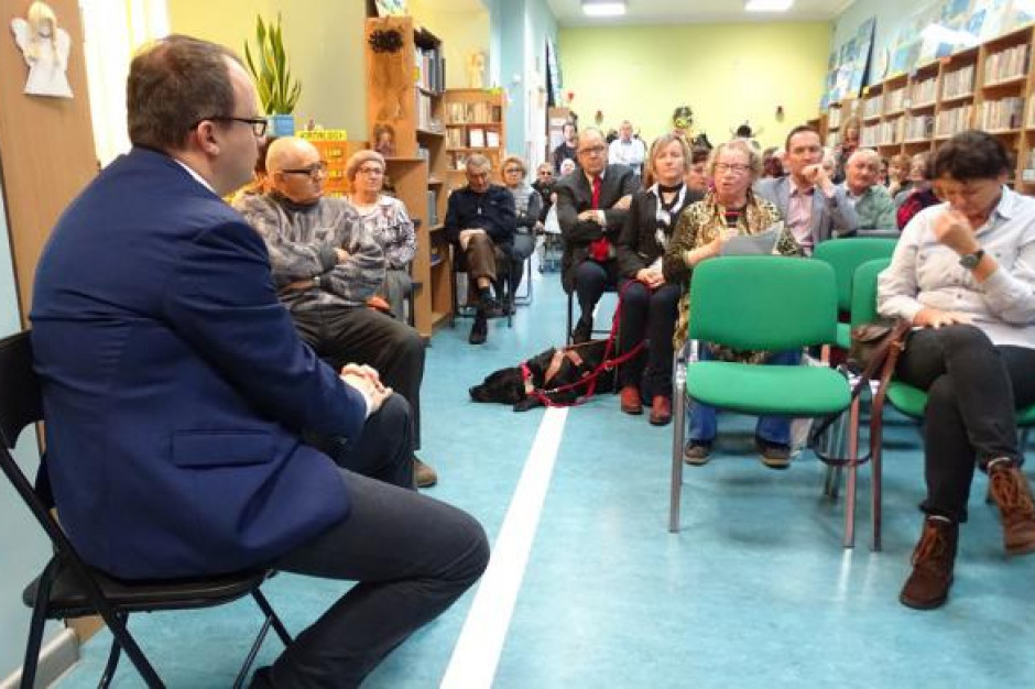 Rzecznik praw obywatelskich Adam Bodnar w czasie jednego ze spotkań. Fot. Biuro RPO RPO spotkał się z mieszkańcami skarżącymi się na zatrucie środowiska