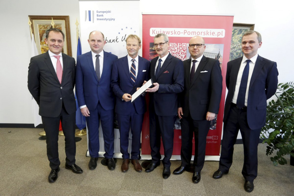 Po podpisaniu umowy na finansowanie rozbudowy toruńskiego szpitala; FOT. Mikołaj Kuras dla UMWKP Warszawa: podpisali umowę kredytową na rozbudowę toruńskiego szpitala
