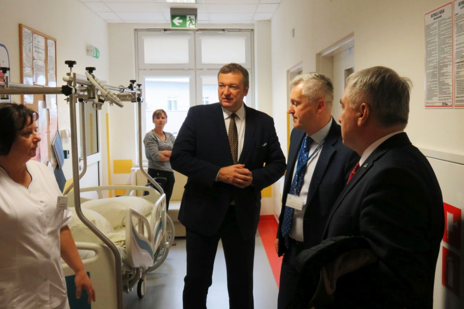 Wiceminister zdrowia Marek Tombarkiewicz podczas wizyty w kieleckim Wojewódzkim Szpitalu Zespolonym. Fot. Materiał prasowy Kielce: w WSZ powstanie również centrum urazowe dla dzieci?