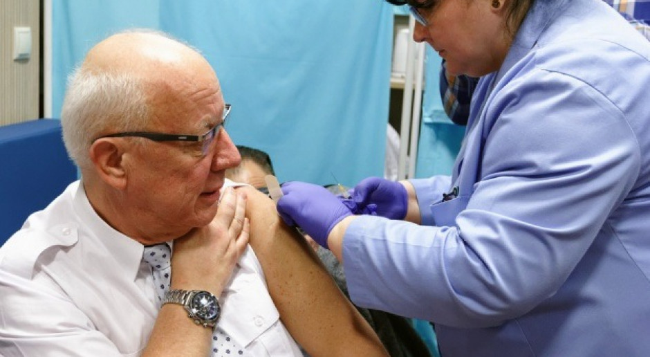 Leszek Dudziński, wiceprezes NRL i przewodniczący Komisji Stomatologicznej NRL też poddał się szczepieniu. Fot. NIL Lekarze dentyści też dali dobry przykład - zaszczepili się