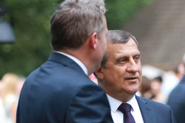 Andrzej Dziuba (z prawej), prezydent Tychów; FOT. PTWP Tychy: opóźnia się sprzedaż szpitala, miasto traci cierpliwość